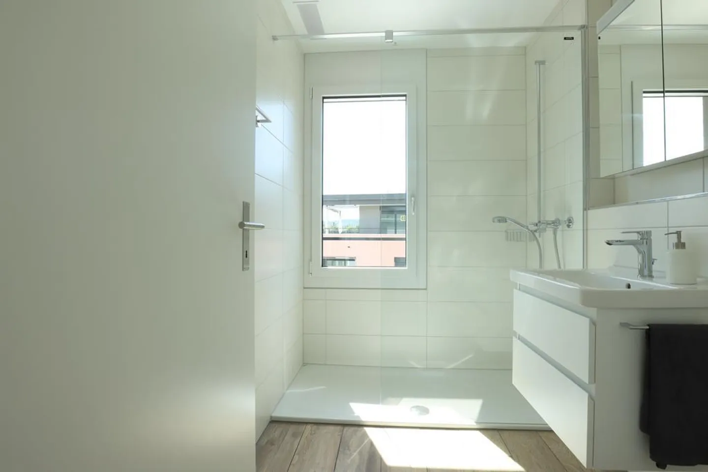 Moderno appartamento attico di 2,5 stanze a Liestal con grande terrazza - Foto 7 di 9