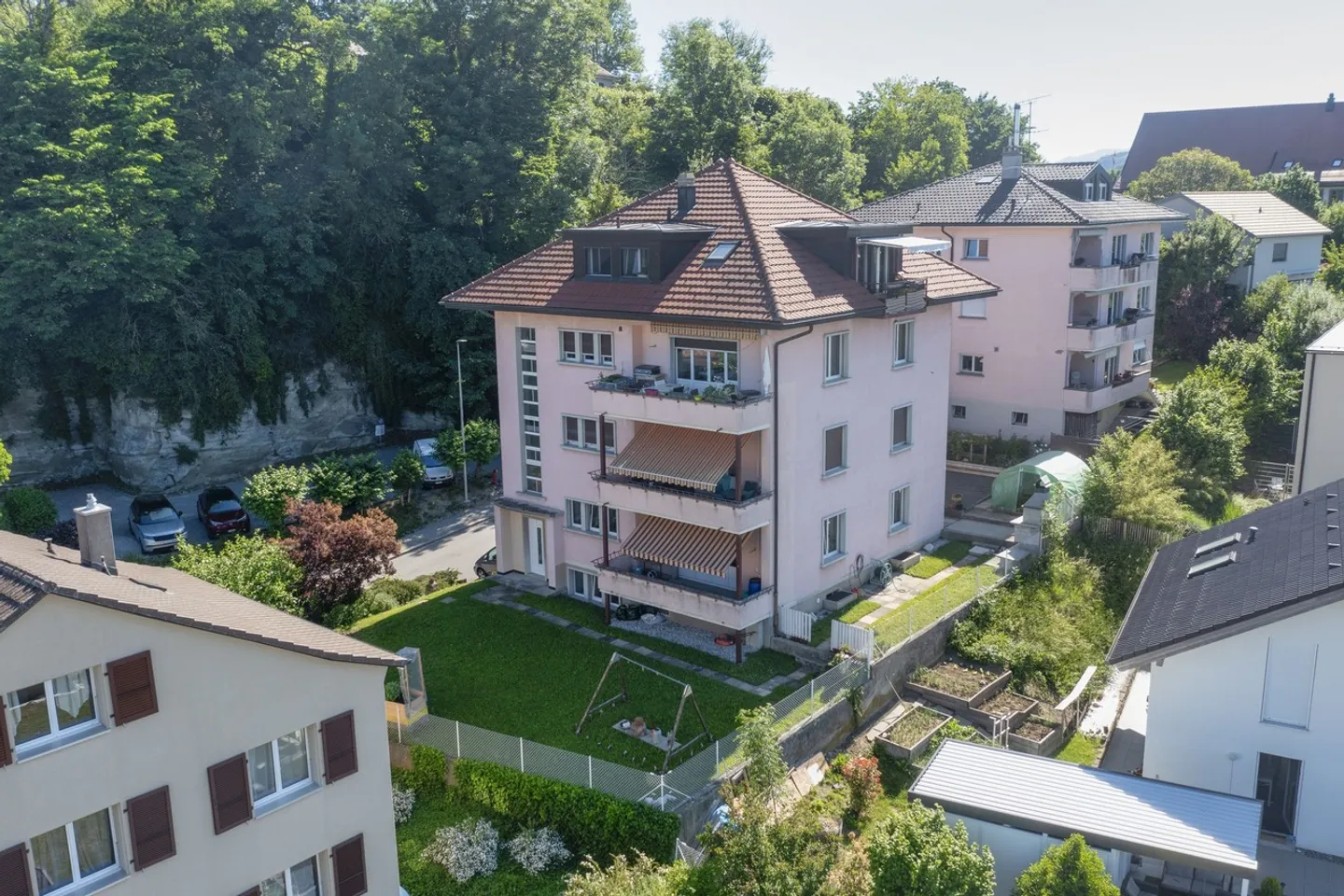 4.5 perfettamente situato, con vista sul quartiere, con balcone e vista - Foto 1 di 10