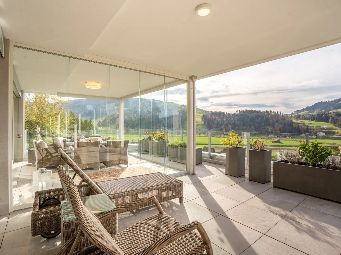 Exclusive terrace apartment with breathtaking views into the green - Photo 2 of 9