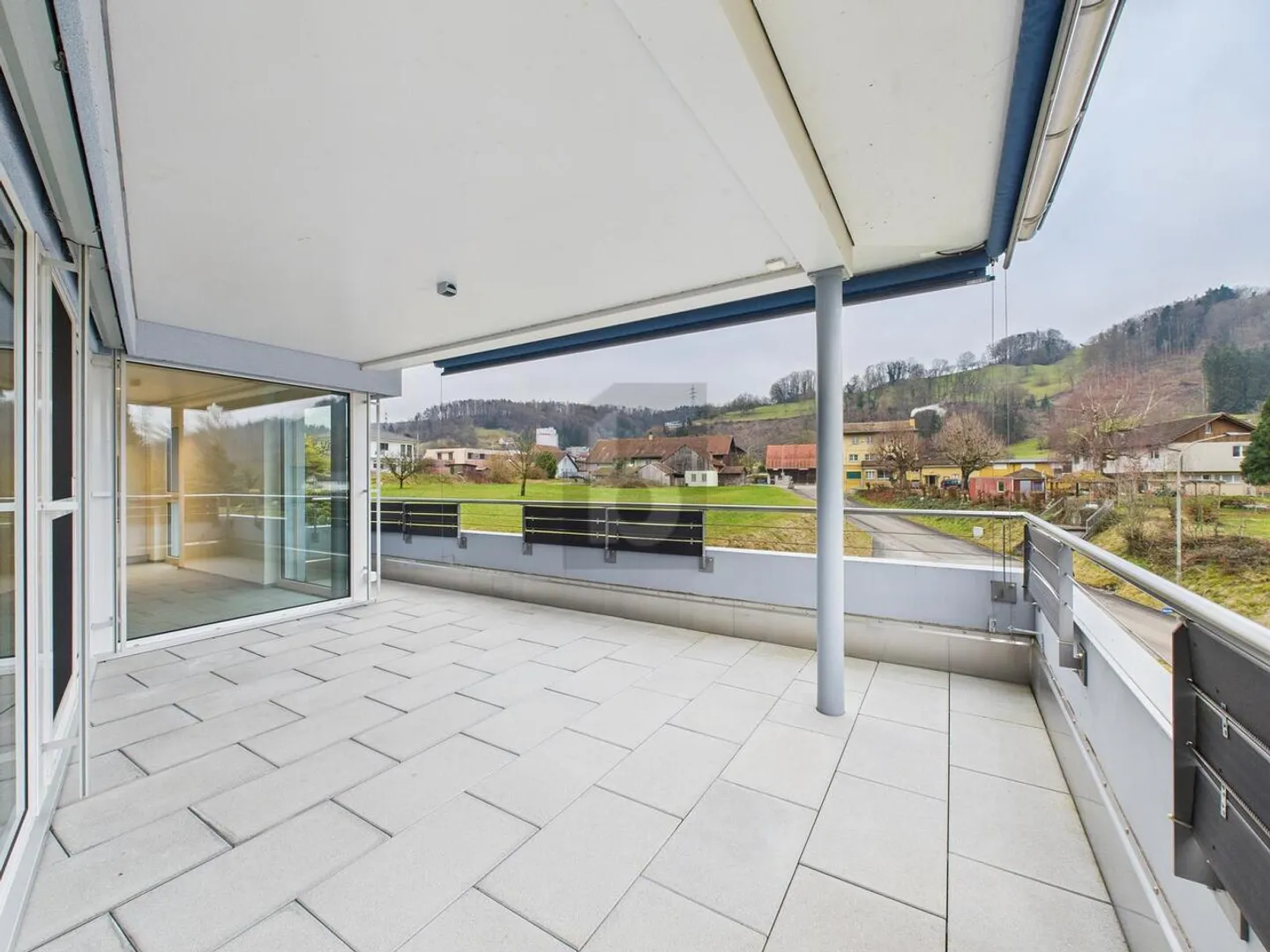 Moderne Attika mit grossem Balkon - Foto 3 von 6