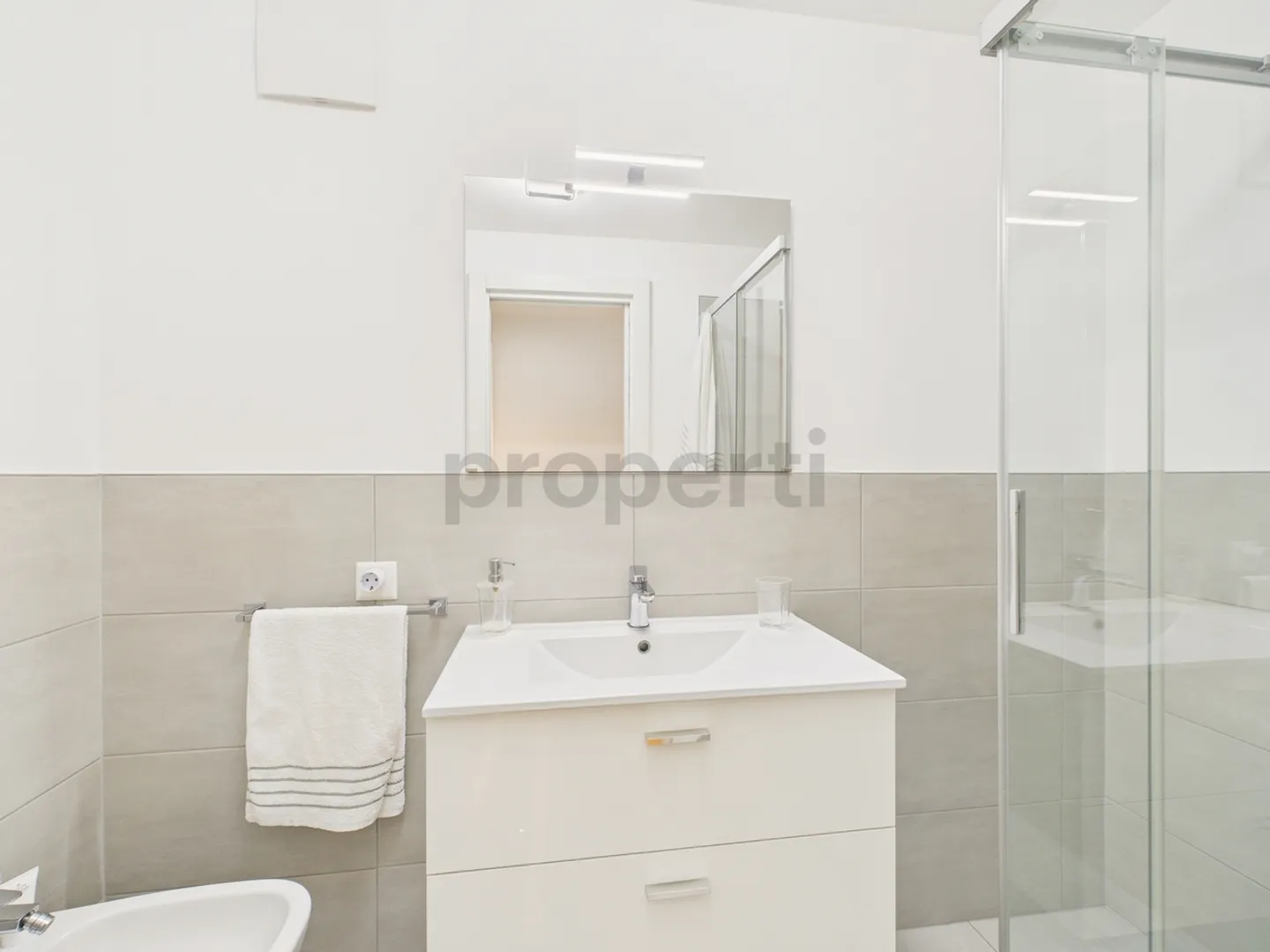 Appartement élégant de 3,5 pièces avec balcon, entièrement rénové dans un complexe de cour à Stabio - Photo 11 sur 12