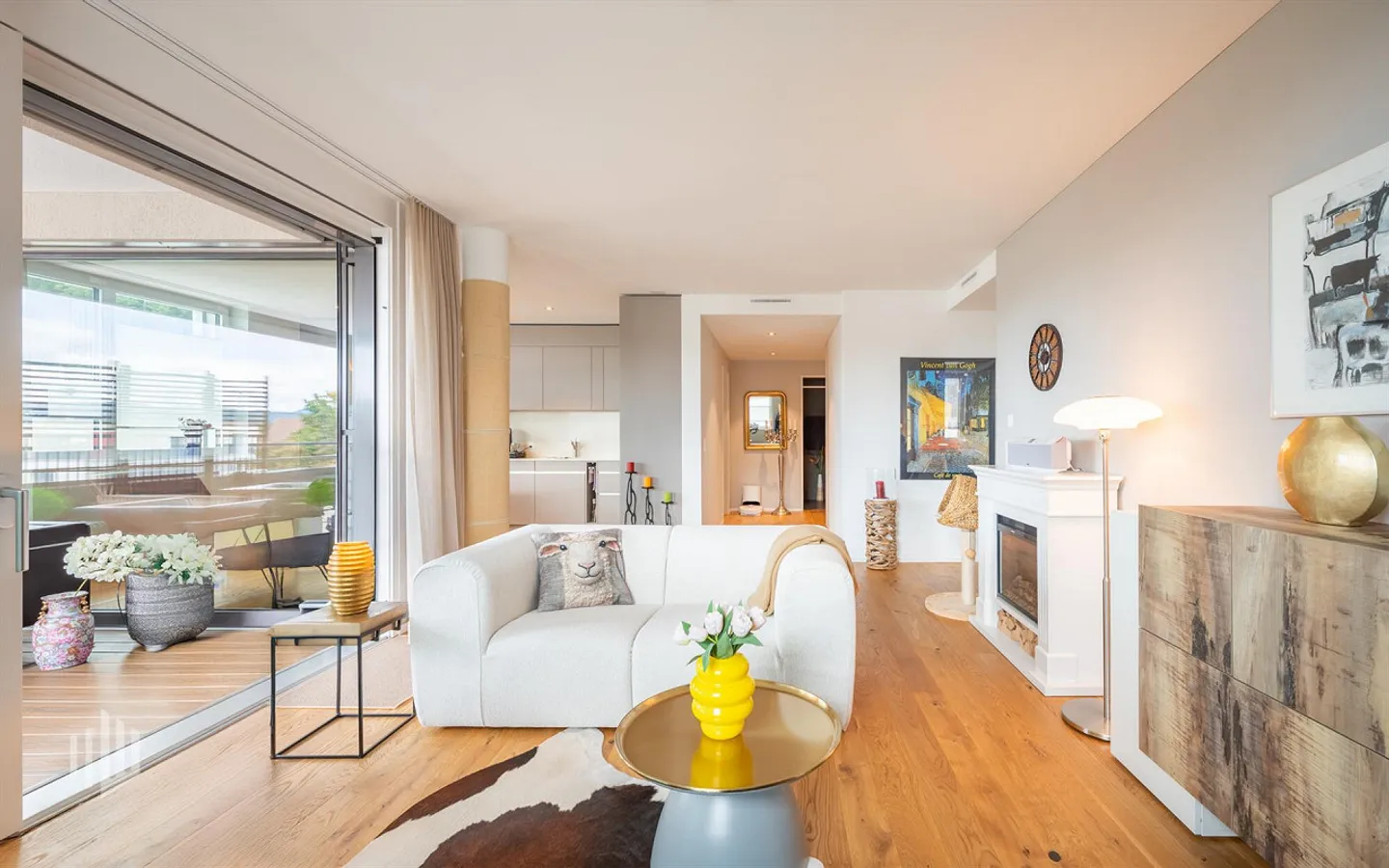 ImmoWyss - Stylish, nearly new 3.5-room apartment in a central location - Photo 3 of 8