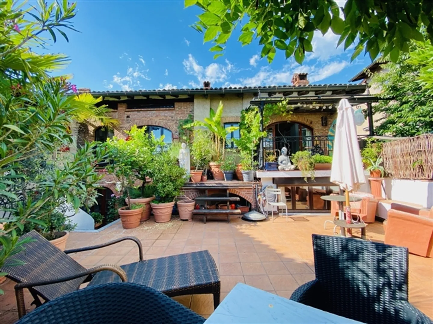 MAGNIFICENT THREE-FAMILY PATRICIAN HOUSE - Photo 4 of 17