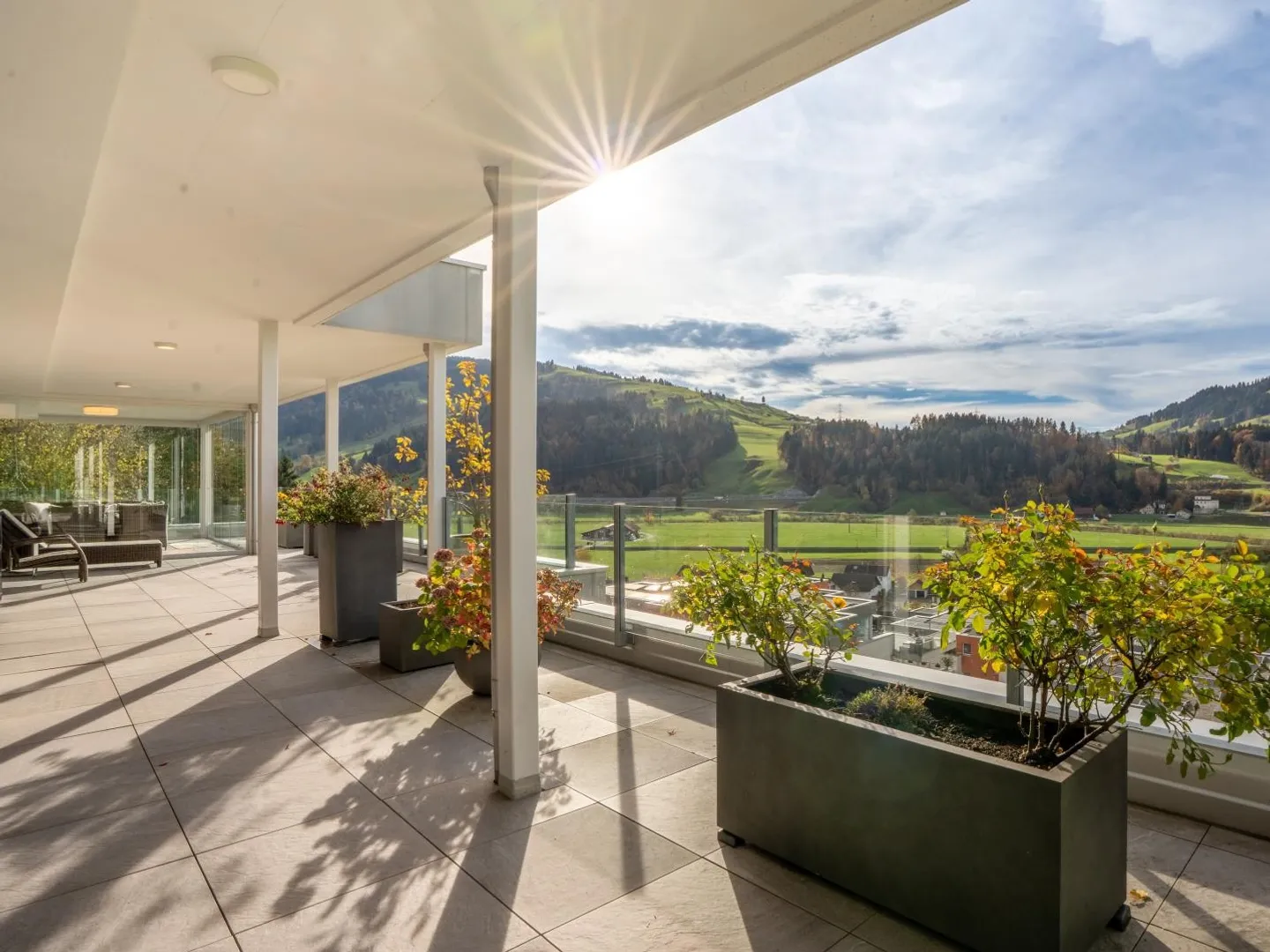 Exclusive terrace apartment with breathtaking views into the green - Photo 3 of 9