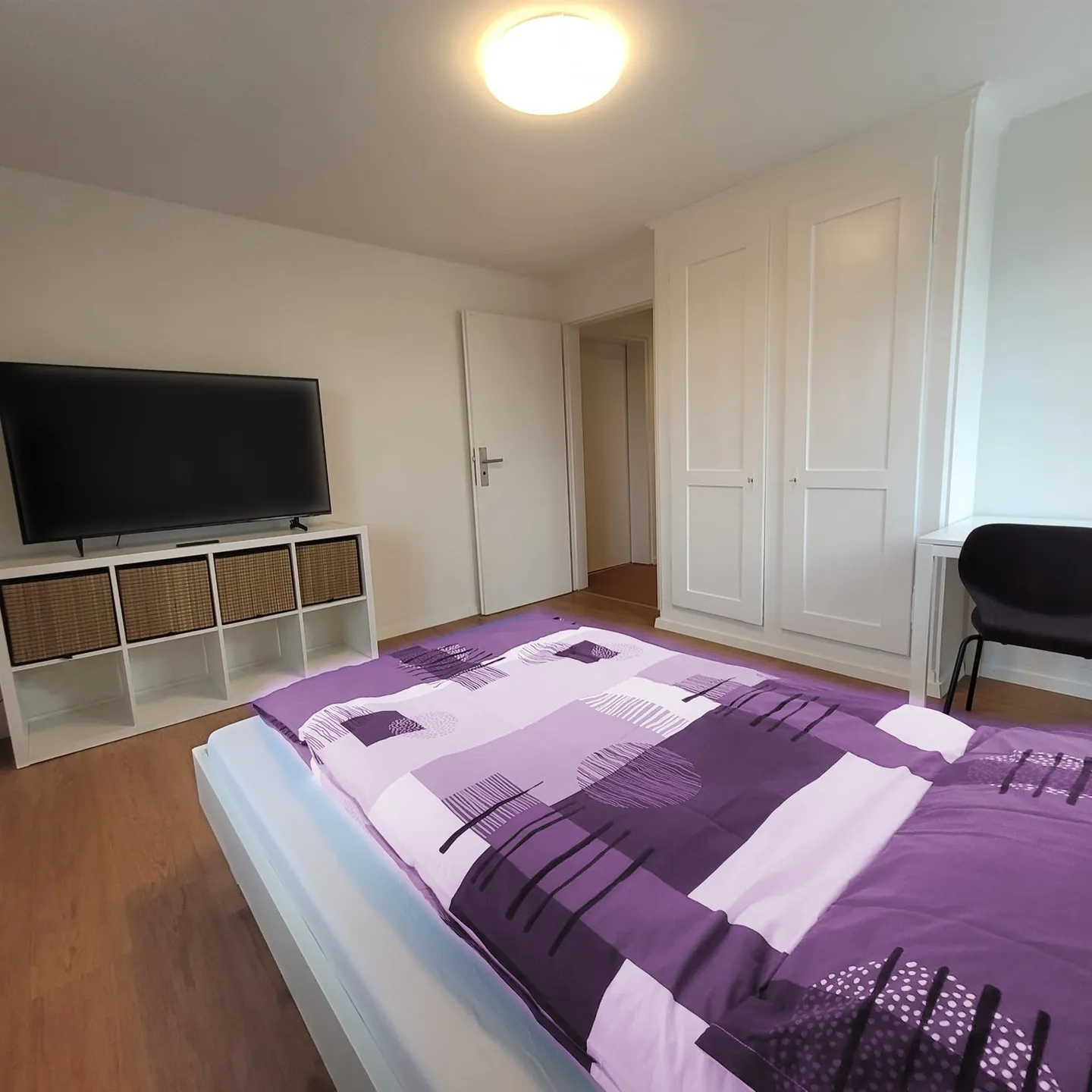 Modern möbliertes Zimmer - Foto 1 von 3