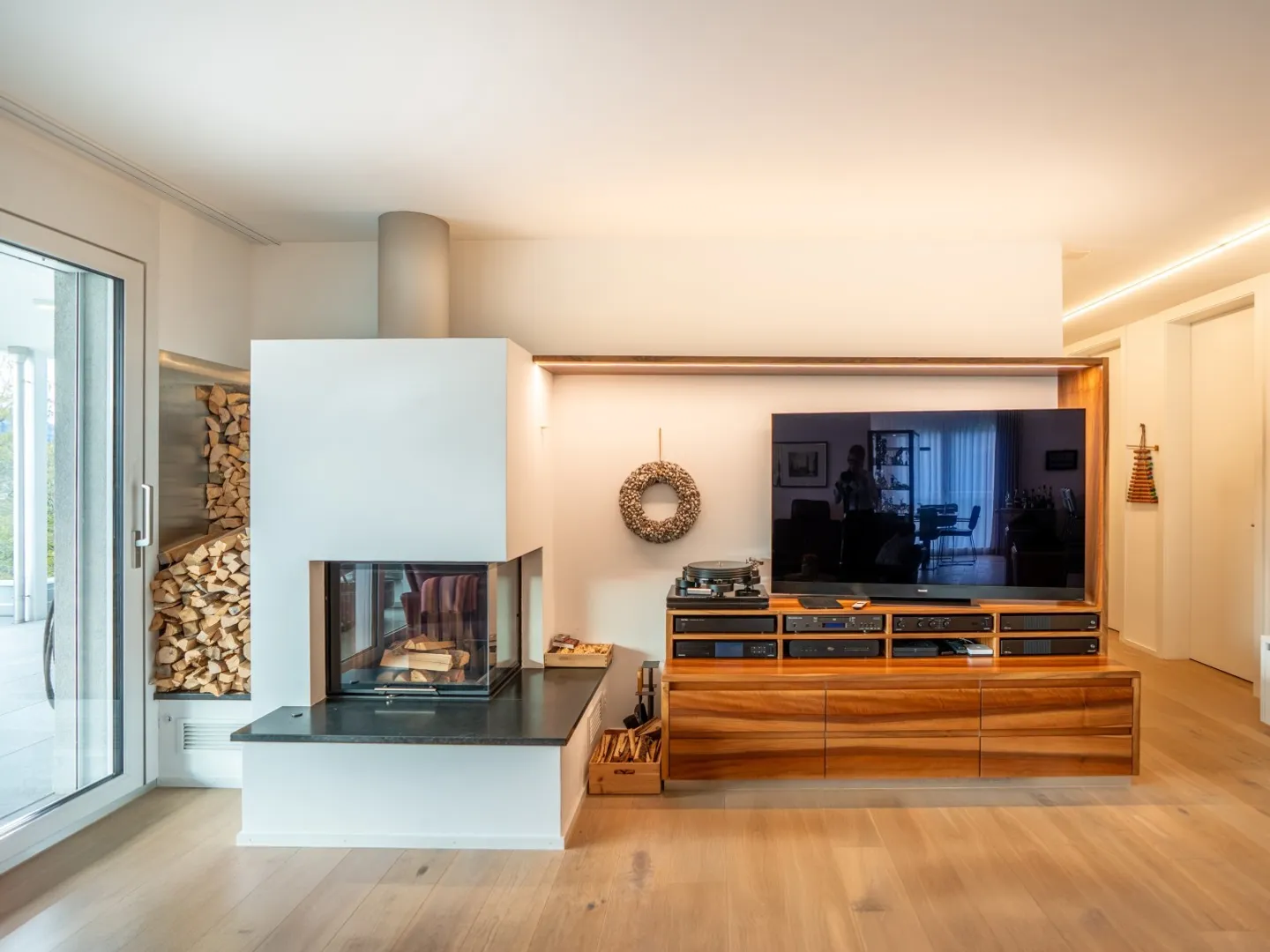 Exclusive terrace apartment with breathtaking views into the green - Photo 5 of 9