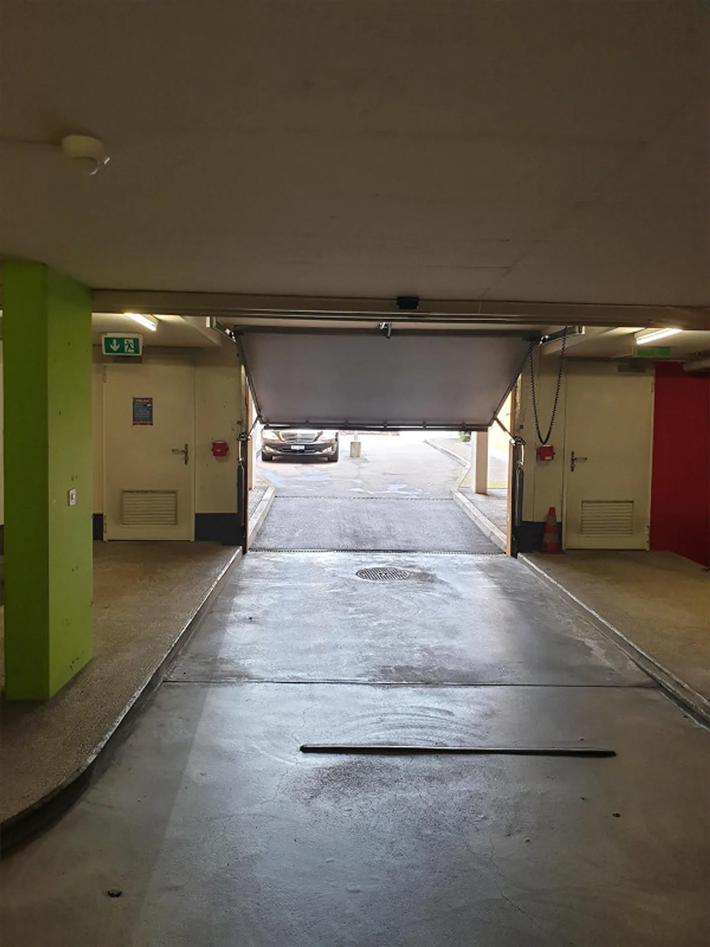 Einstellhallenplatz zu vermieten - Foto 2 von 4