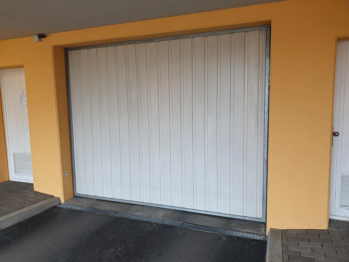 Einstellhallenplatz zu vermieten - Foto 3 von 4