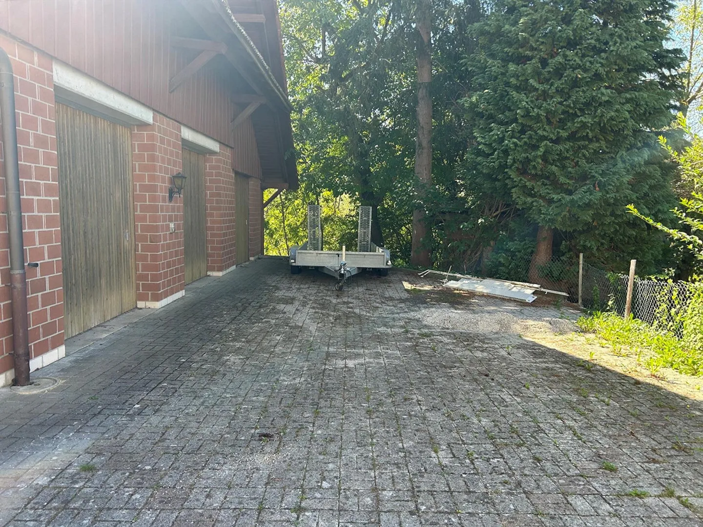 Double garage avec fenêtre et espace de stockage - Idéal pour un commerce calme - Photo 2 sur 5