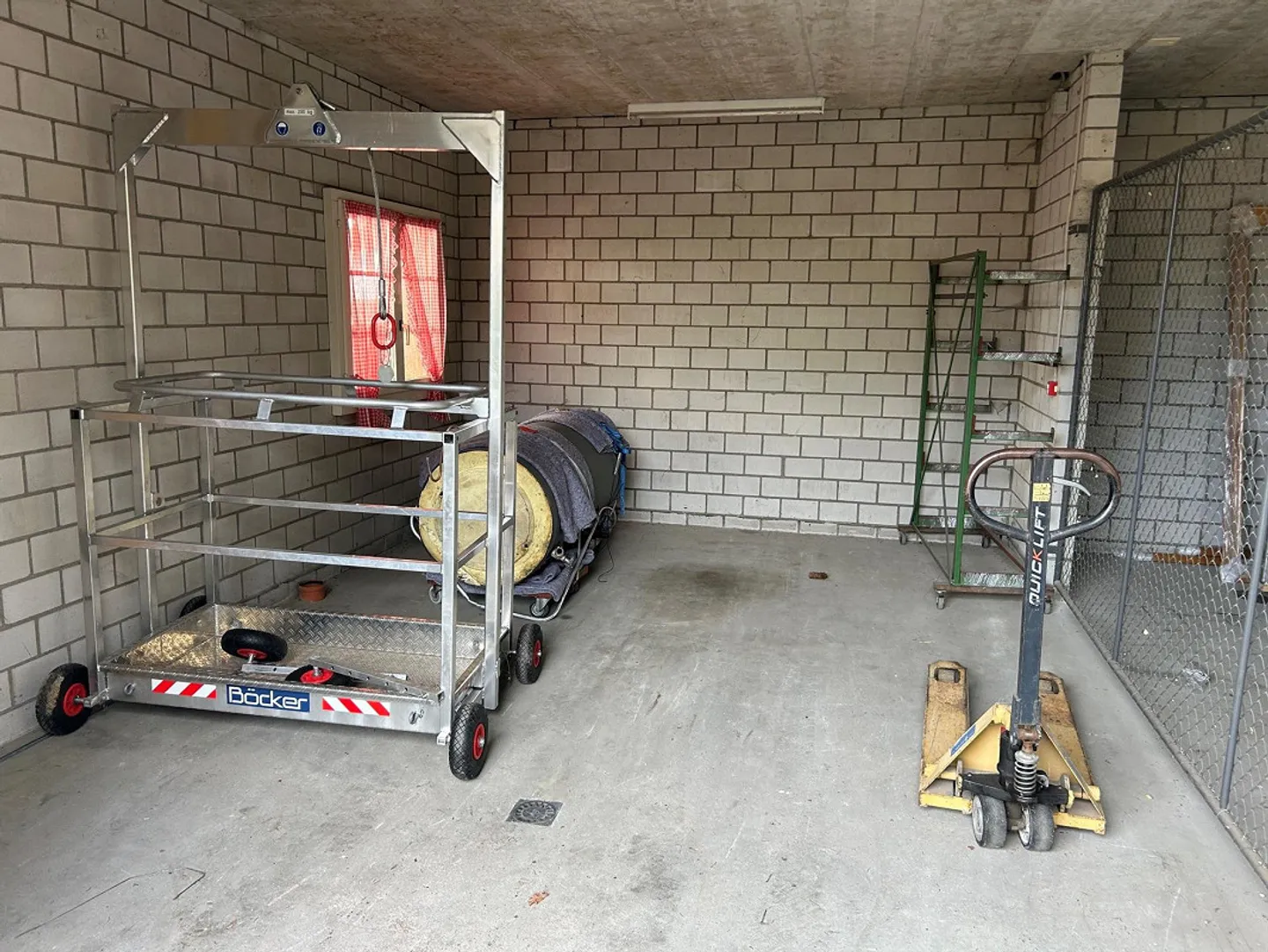 Double garage avec fenêtre et espace de stockage - Idéal pour un commerce calme - Photo 3 sur 5