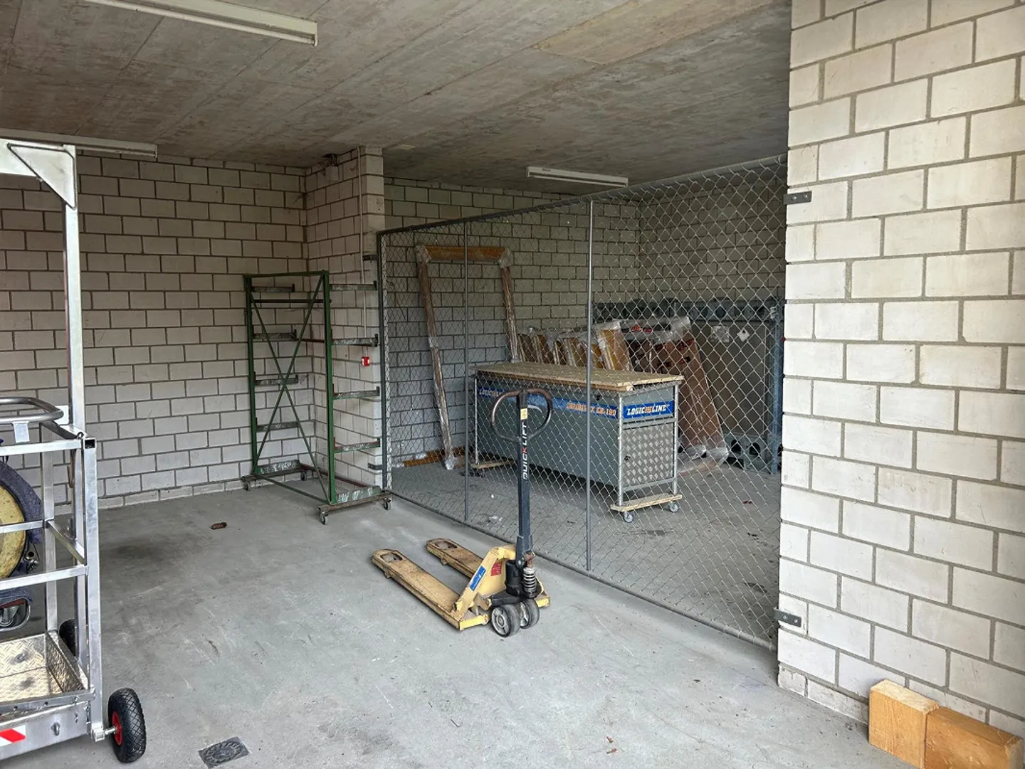 Double garage avec fenêtre et espace de stockage - Idéal pour un commerce calme - Photo 4 sur 5