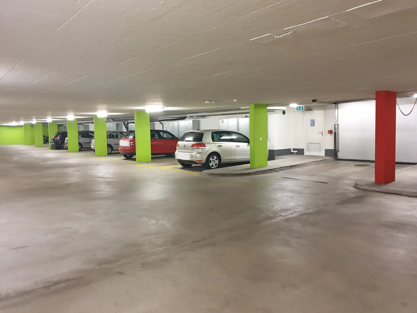 Einstellhallenplatz zu vermieten - Foto 1 von 4