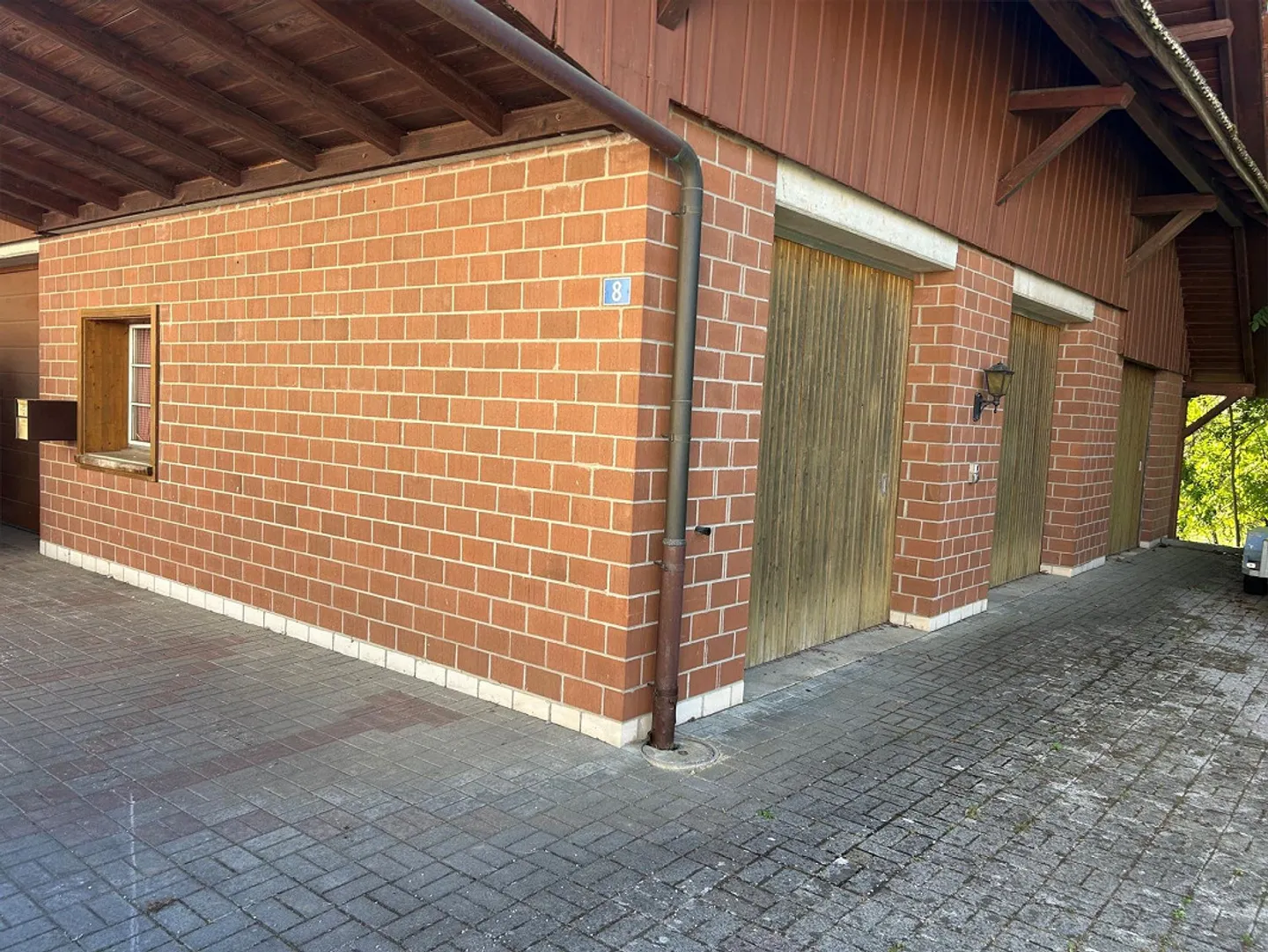 Double garage avec fenêtre et espace de stockage - Idéal pour un commerce calme - Photo 1 sur 5