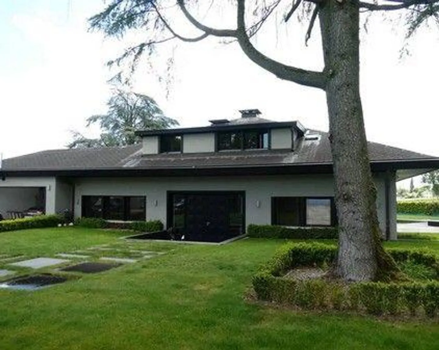 Individual villa with swimming pool - Photo 1 of 13