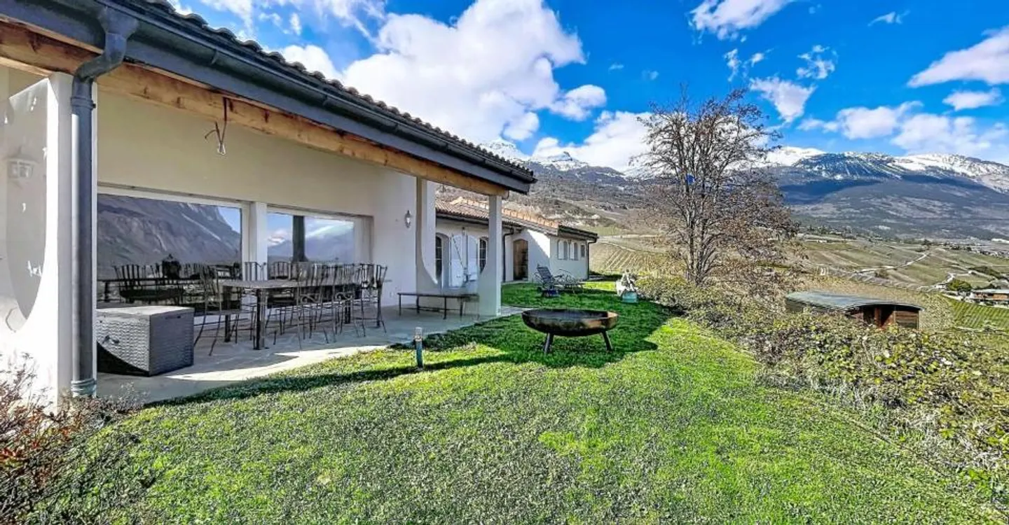 Elegante zeitgenössische Villa - Foto 1 von 10