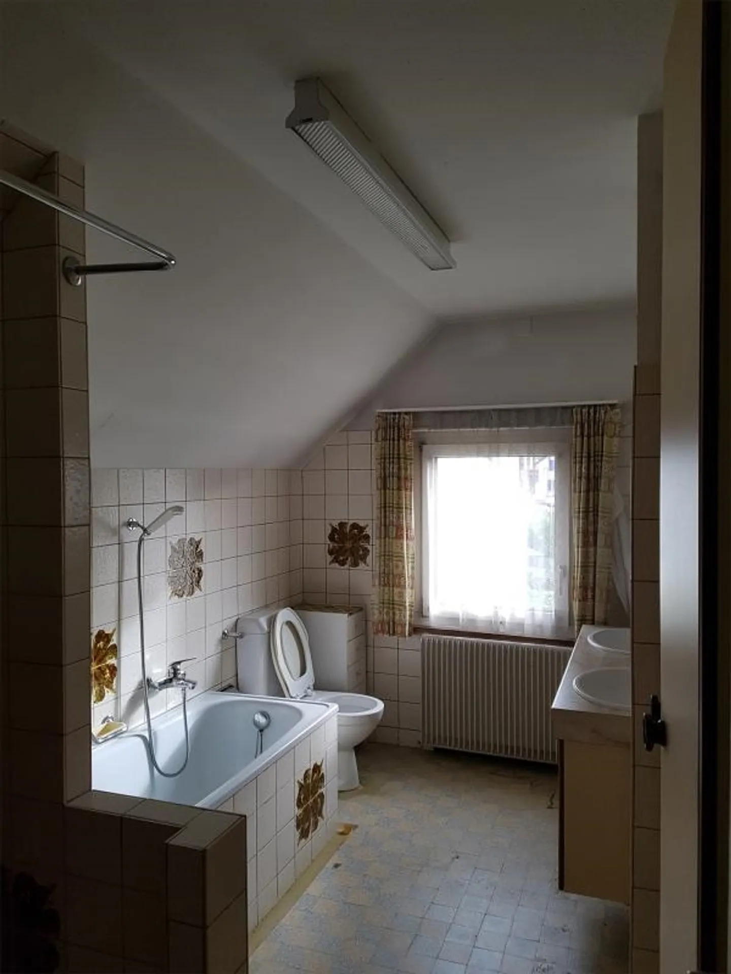 grosser Hausteil zentral gelegen mit grossem separatem Raum im EG - Foto 11 von 14