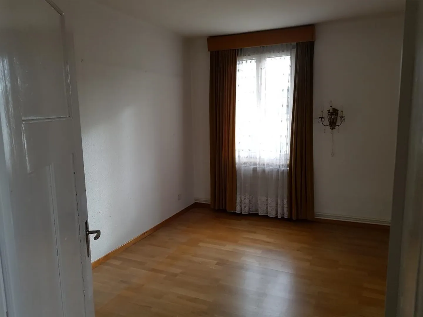 grosser Hausteil zentral gelegen mit grossem separatem Raum im EG - Foto 5 von 14