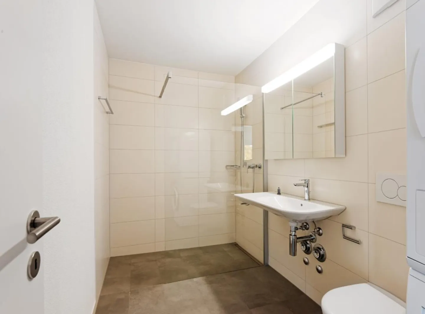Modern, bright, very comfortable, high-quality expansion, 1st floor east - Photo 4 of 6