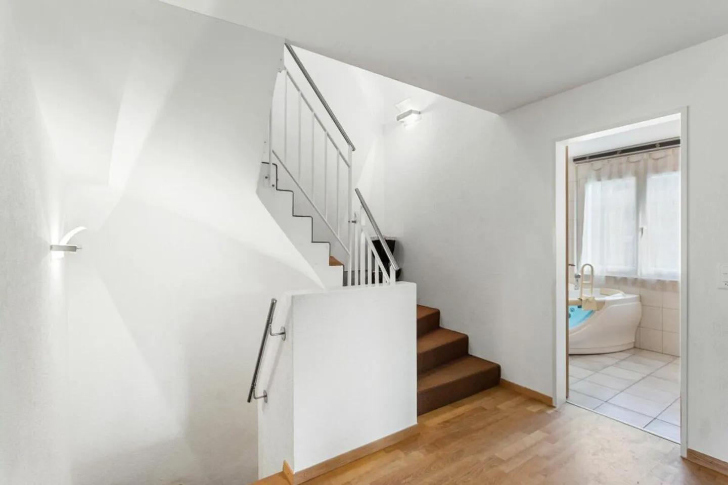 Casa angolare molto grande di 7,5 stanze con ufficio aggiuntivo e grande giardino - Foto 10 di 12