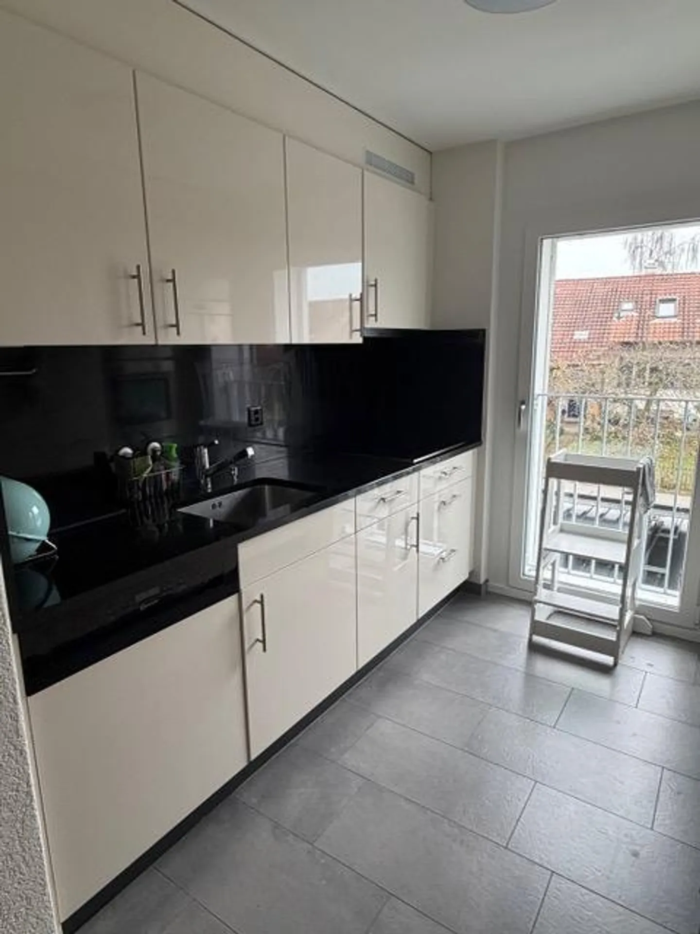 Modern 4.5-room apartment with loggia and garden seating area for rent - Photo 3 of 16