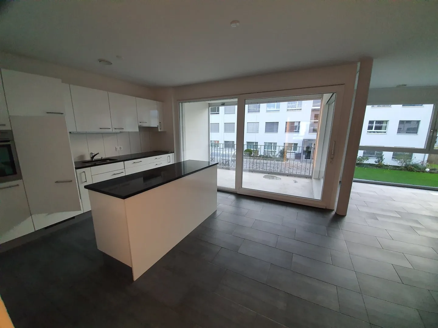 Appartement lumineux de 4,5 pièces au 2ème étage - Photo 2 sur 9