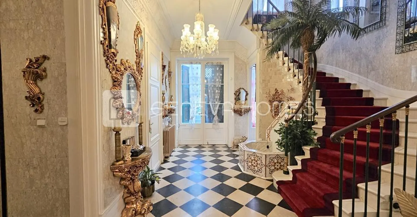 Villa di Lusso Elegante con Giardino - Foto 2 di 6