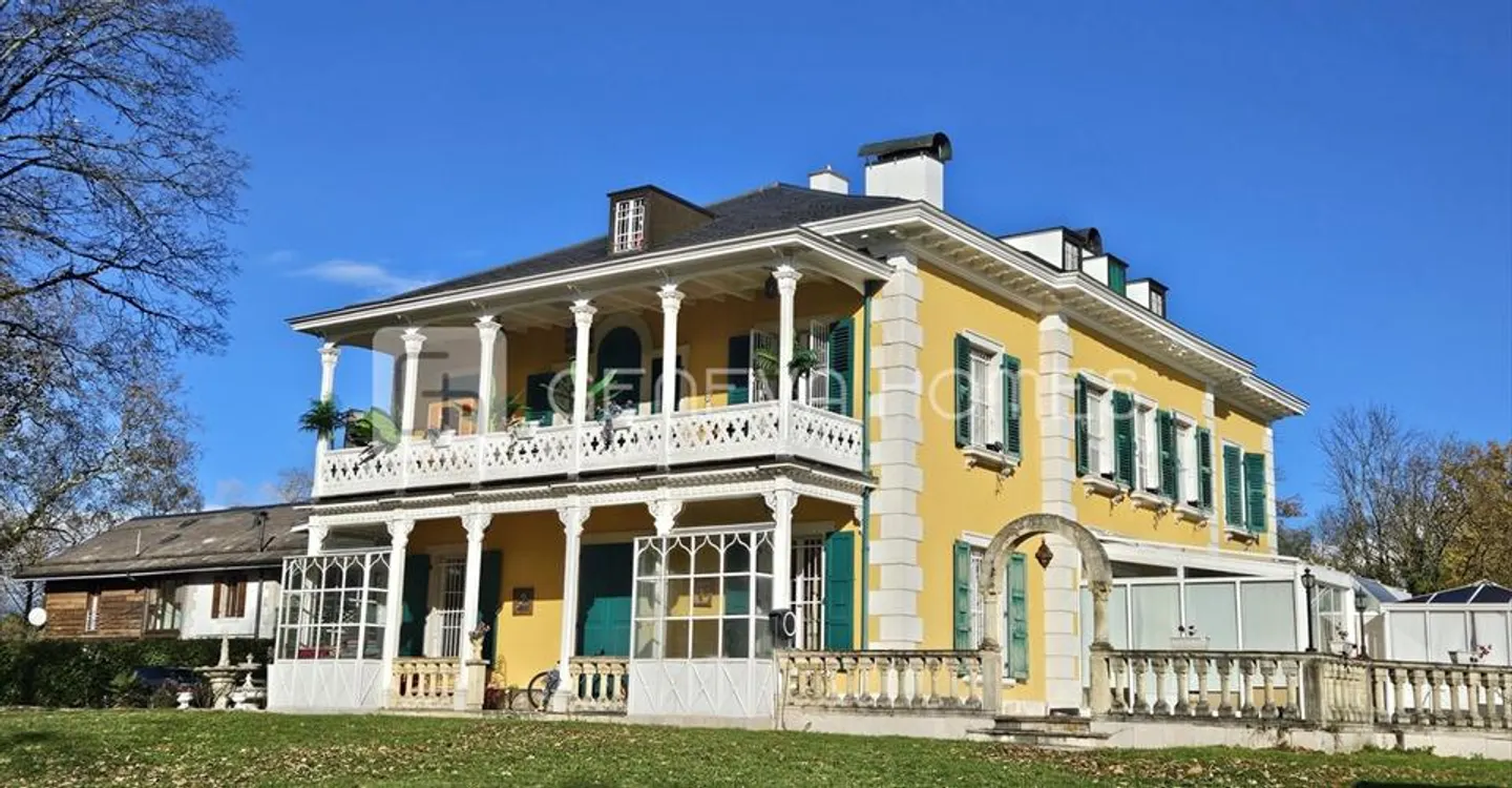 Villa di Lusso Elegante con Giardino - Foto 1 di 6