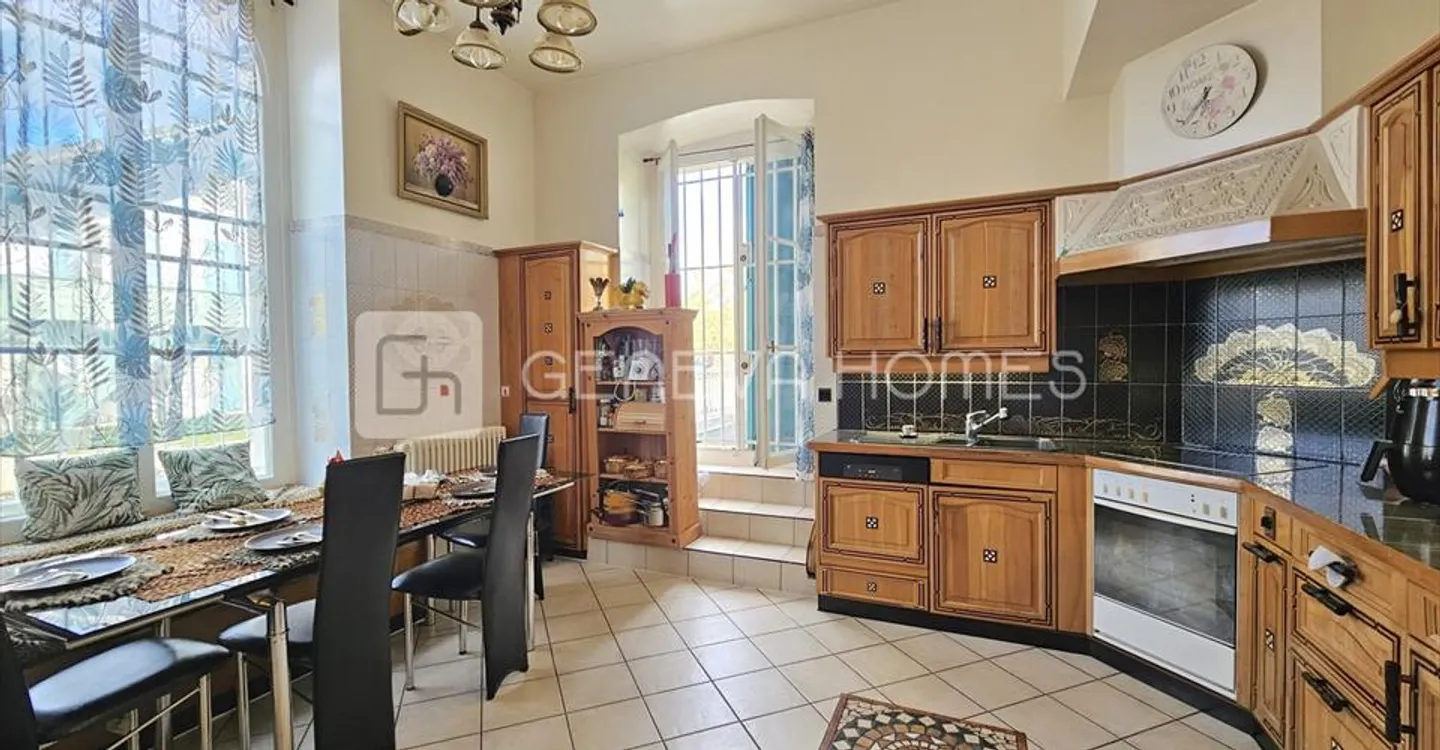 Villa di Lusso Elegante con Giardino - Foto 4 di 6