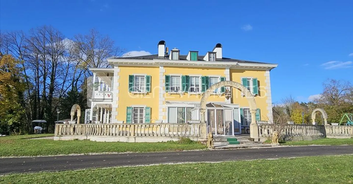 Villa di Lusso Elegante con Giardino - Foto 5 di 6