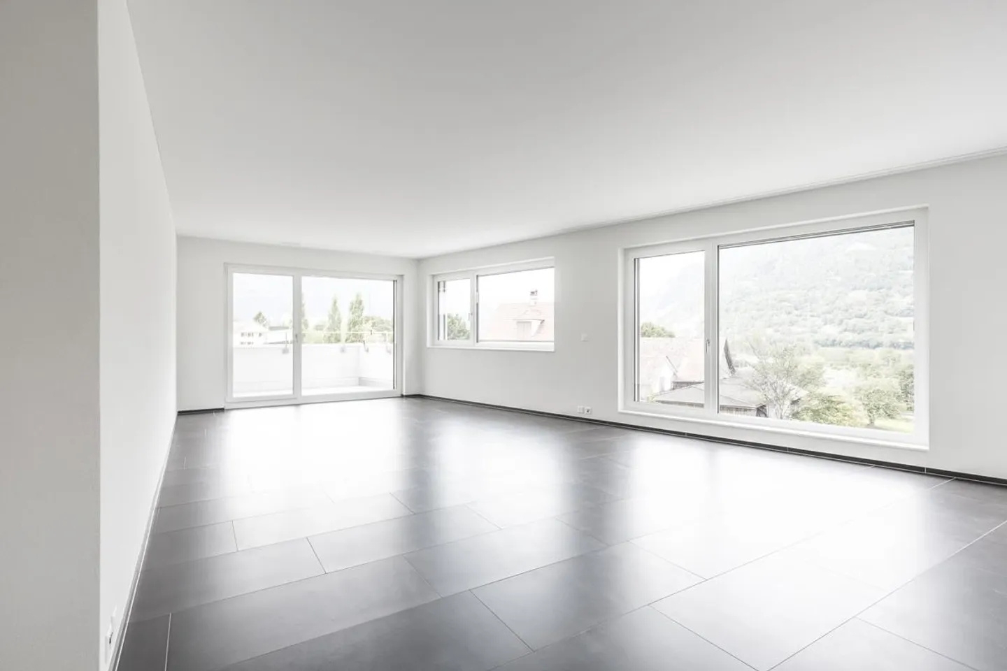 Modern, light-flooded 4 1/2 room apartment in a prime location - Photo 1 of 9