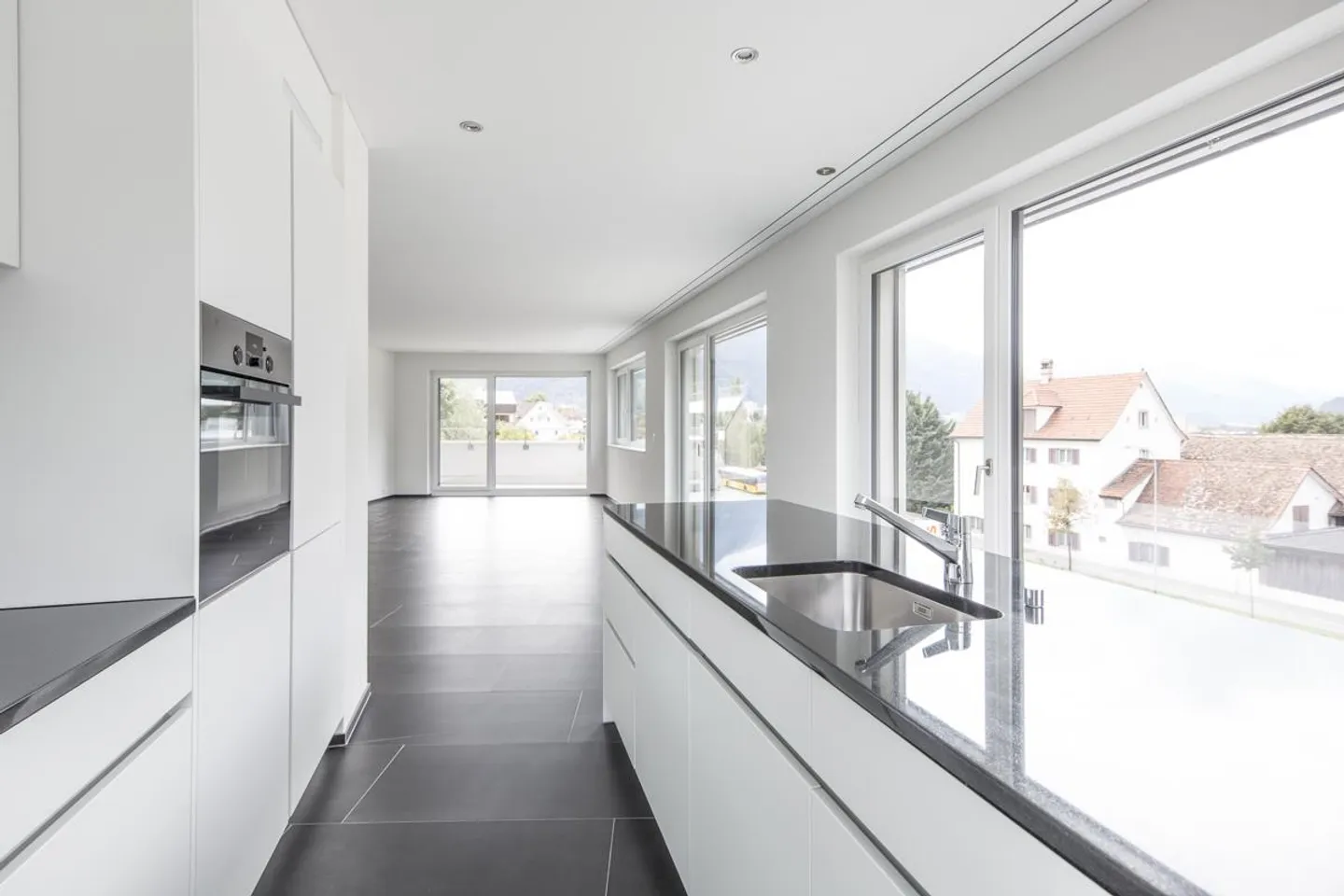 Modern, light-flooded 4 1/2 room apartment in a prime location - Photo 2 of 9