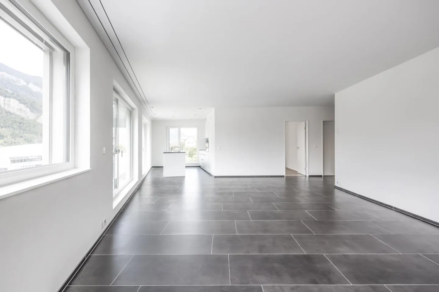 Modern, light-flooded 4 1/2 room apartment in a prime location - Photo 3 of 9