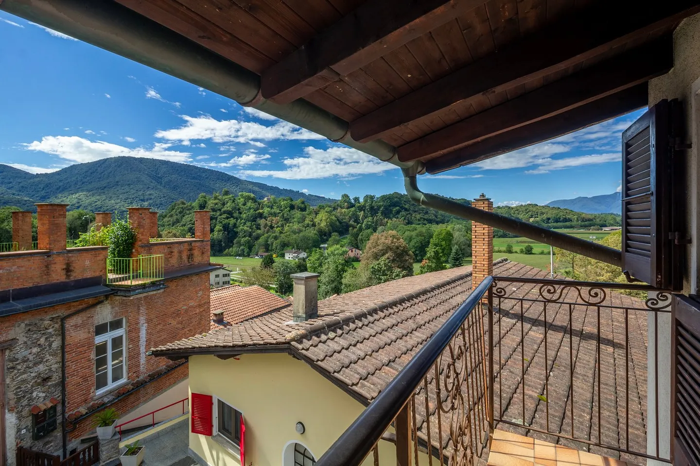 Cozy Core House with Large Rooms - Photo 7 of 8