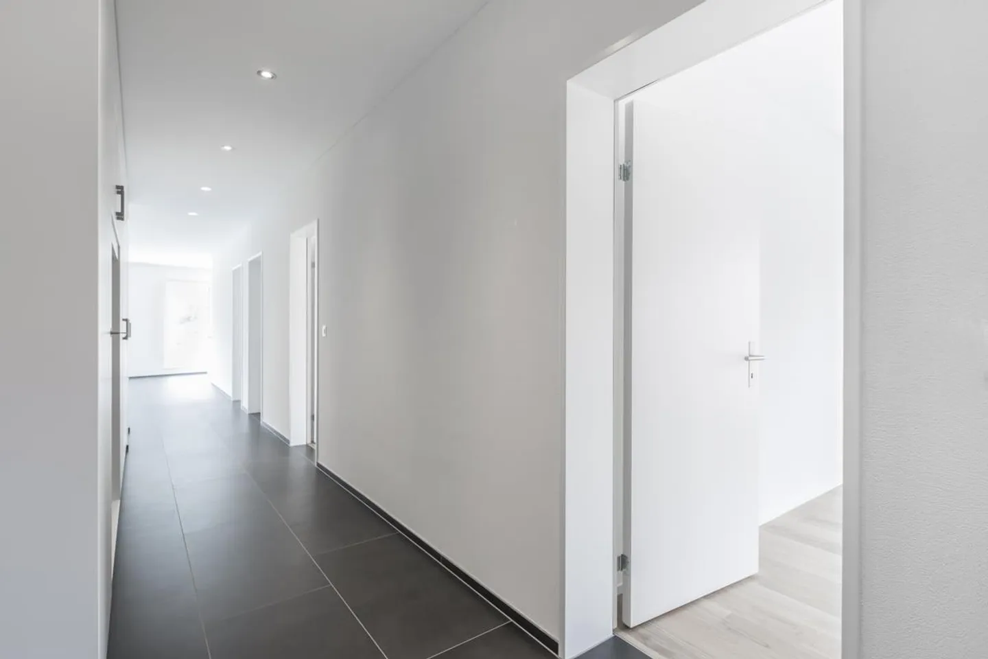 Modern, light-flooded 4 1/2 room apartment in a prime location - Photo 4 of 9