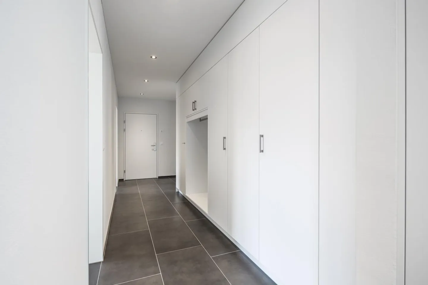 Modern, light-flooded 4 1/2 room apartment in a prime location - Photo 5 of 9