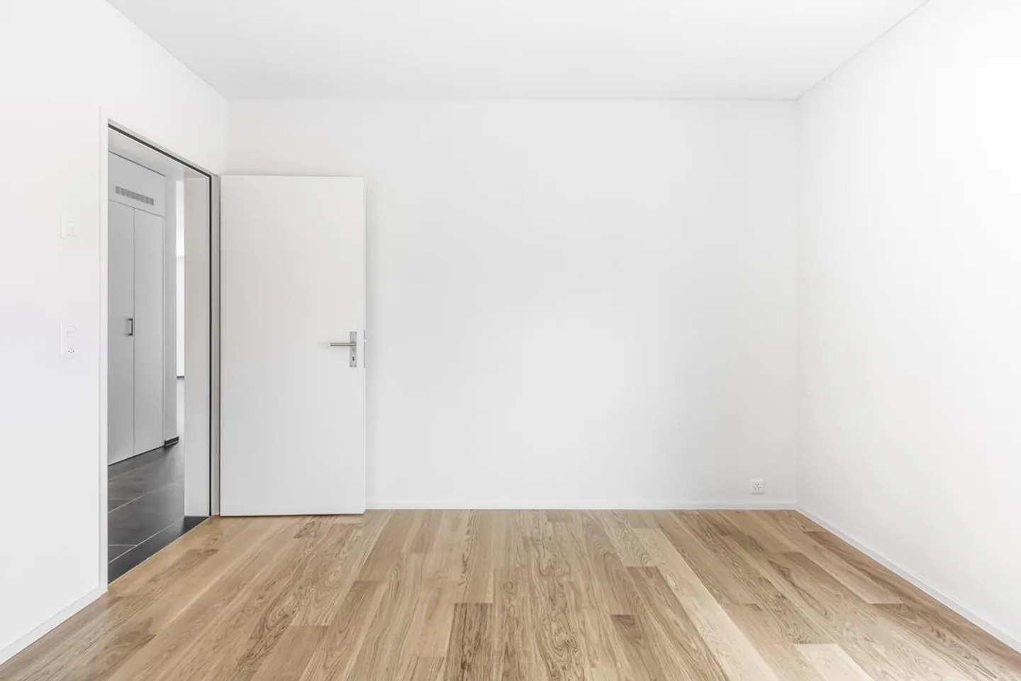 Modern, light-flooded 4 1/2 room apartment in a prime location - Photo 7 of 9