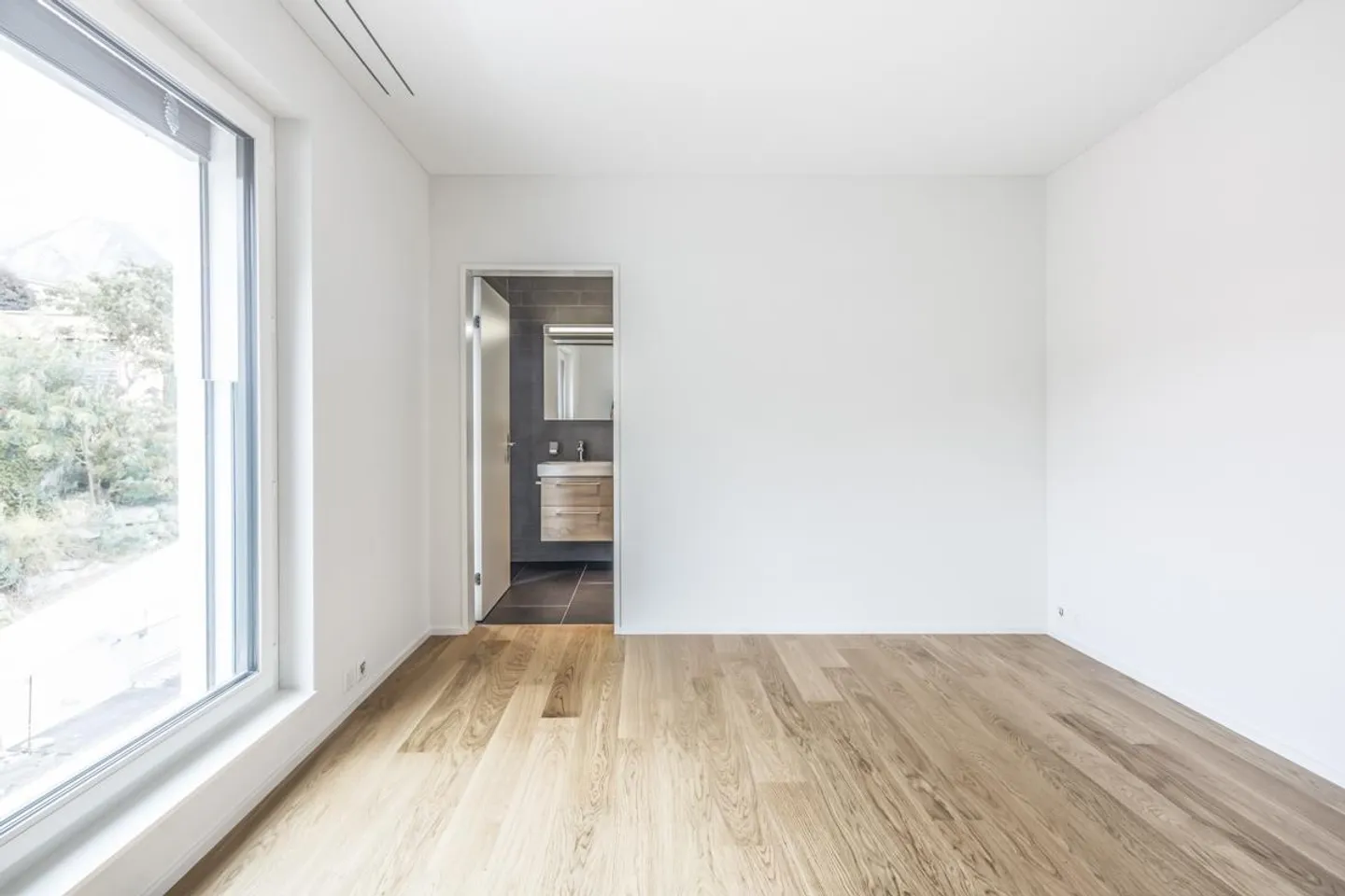 Modern, light-flooded 4 1/2 room apartment in a prime location - Photo 8 of 9