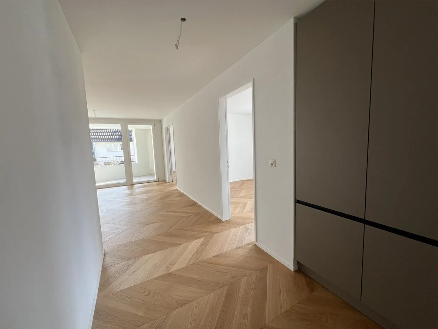 Ampio appartamento di 4,5 stanze in un nuovo edificio attraente - Foto 3 di 10