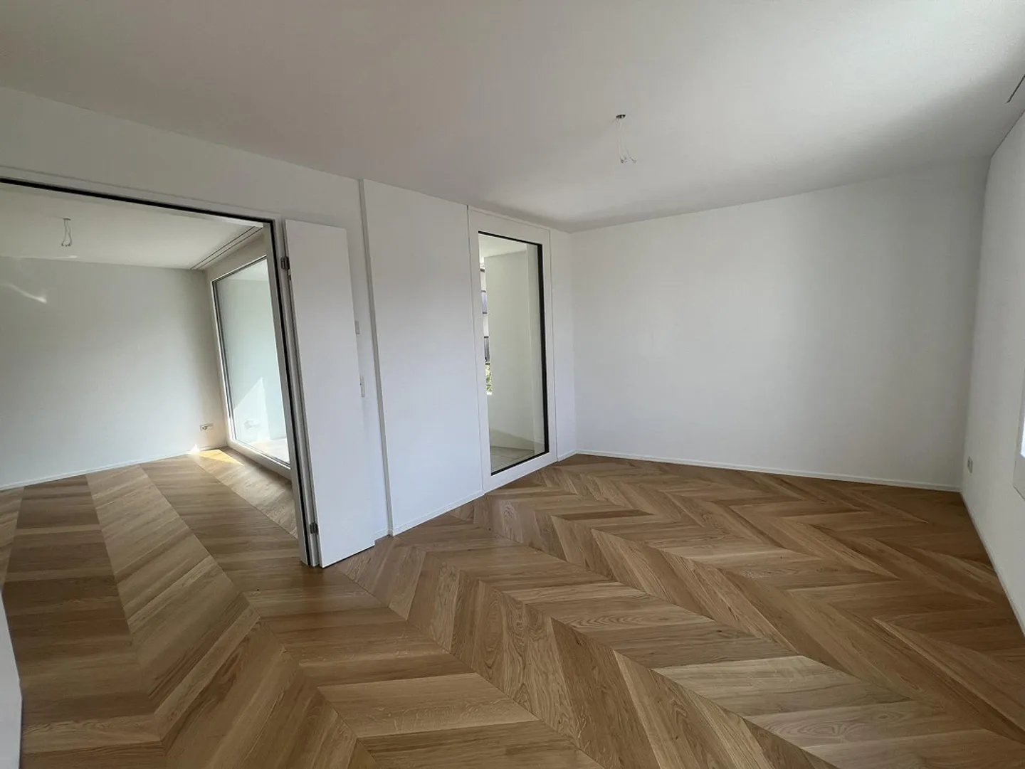 Ampio appartamento di 4,5 stanze in un nuovo edificio attraente - Foto 5 di 10