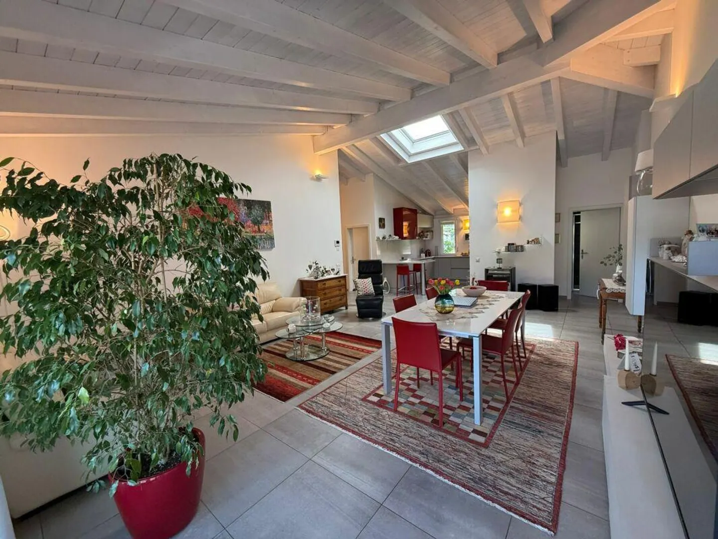 Attico Elegante con Garage Privato - Foto 4 di 8