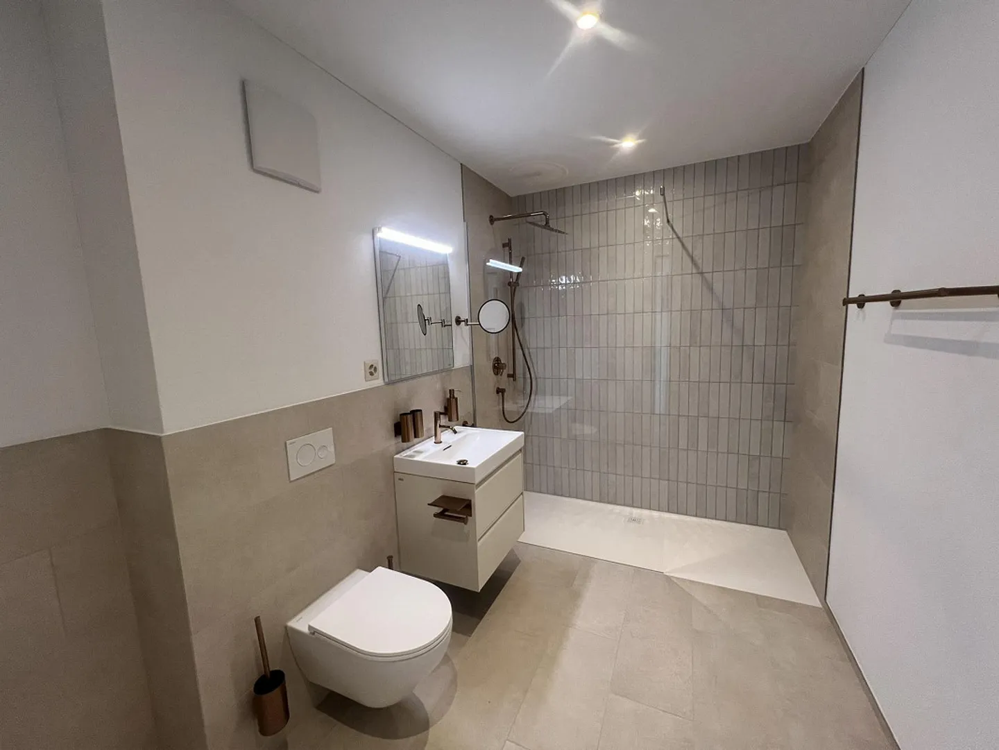Ampio appartamento di 4,5 stanze in un nuovo edificio attraente - Foto 6 di 10