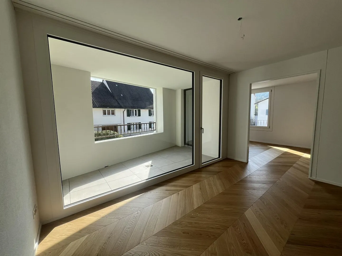 Ampio appartamento di 4,5 stanze in un nuovo edificio attraente - Foto 4 di 10