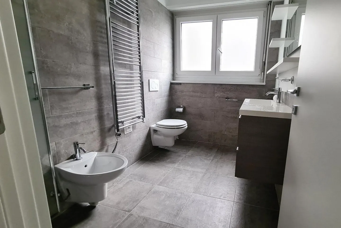 GERÄUMIGE 3.5 ZIMMER MIT EINZIGARTIGEM SEEBLICK IN LUGANO CASTAGNOLA - Foto 5 von 9