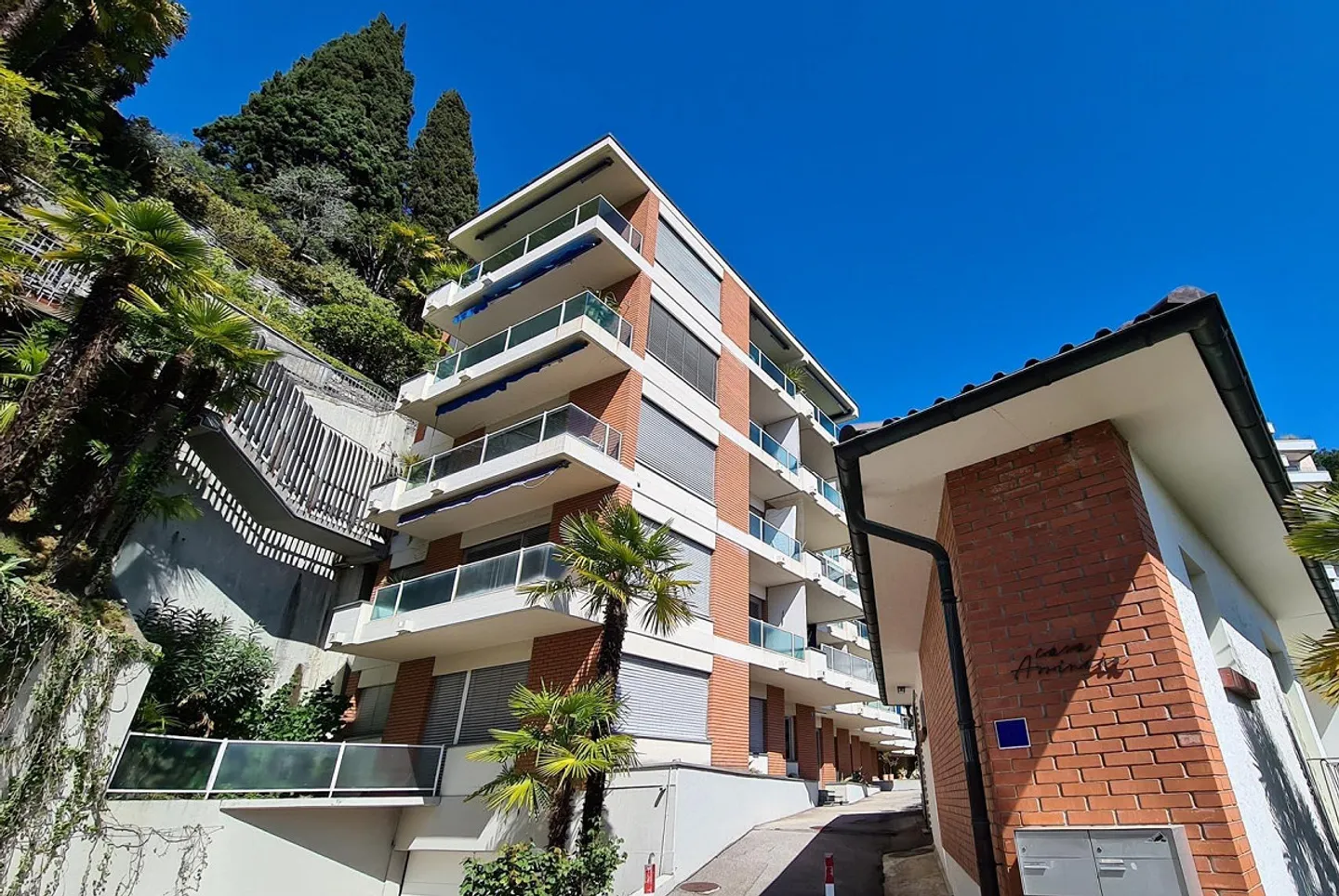 GERÄUMIGE 3.5 ZIMMER MIT EINZIGARTIGEM SEEBLICK IN LUGANO CASTAGNOLA - Foto 8 von 9