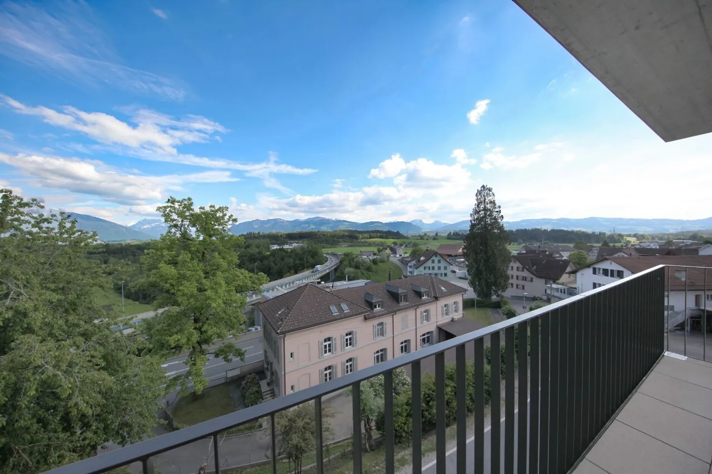 Comfortable, modern, spacious apartment with a panoramic view - Photo 2 of 10