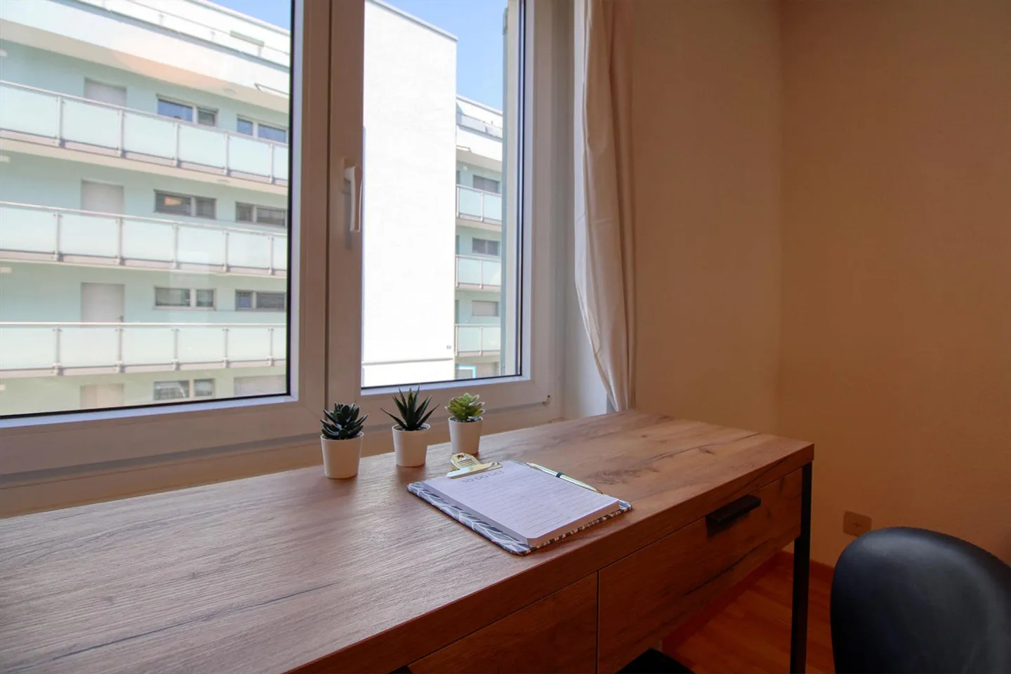 Furnished room in modernized apartment in top location - Photo 3 of 15