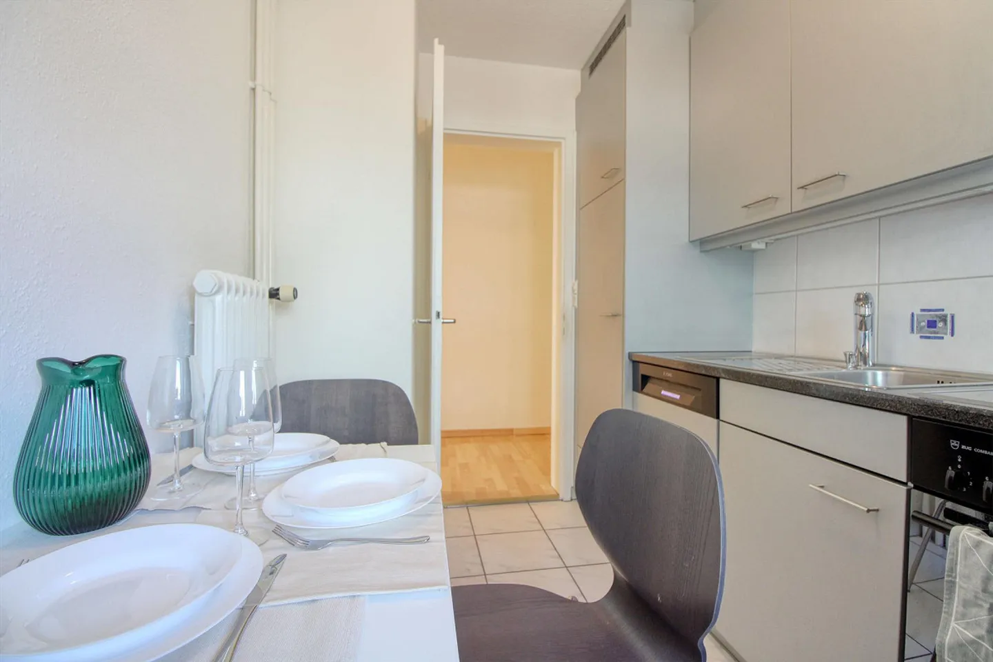 Furnished room in modernized apartment in top location - Photo 11 of 15