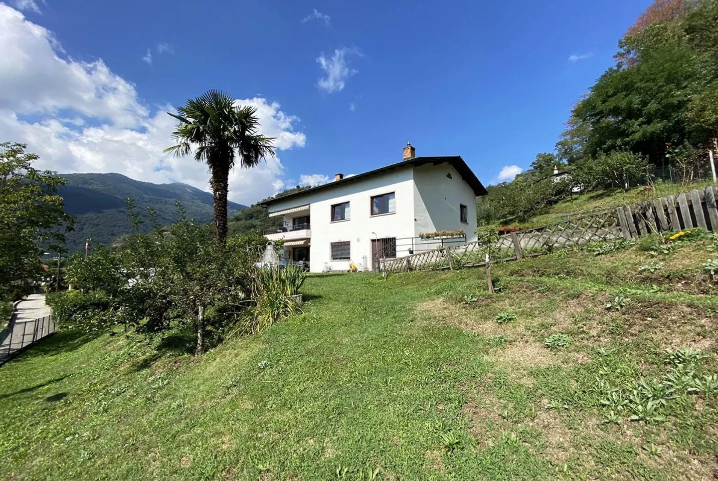 BIFAMILIENHAUS 8.5 MIT GROßEM BAUGRUNDSTÜCK IN LAMONE - Foto 2 von 11