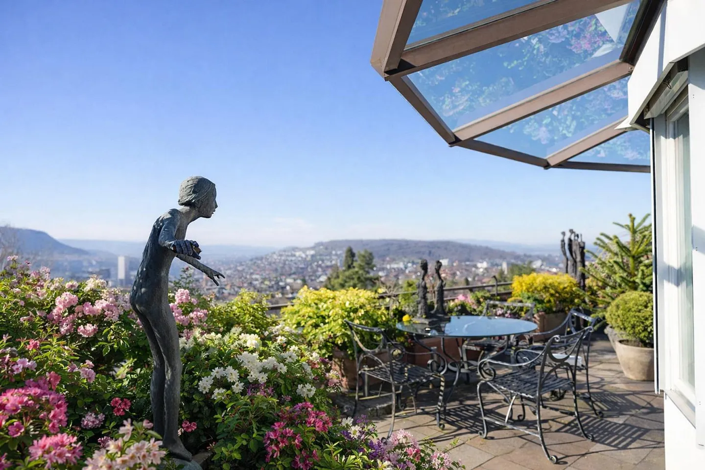 Spacious 4.5-room penthouse apartment with breathtaking city view. - Photo 1 of 3