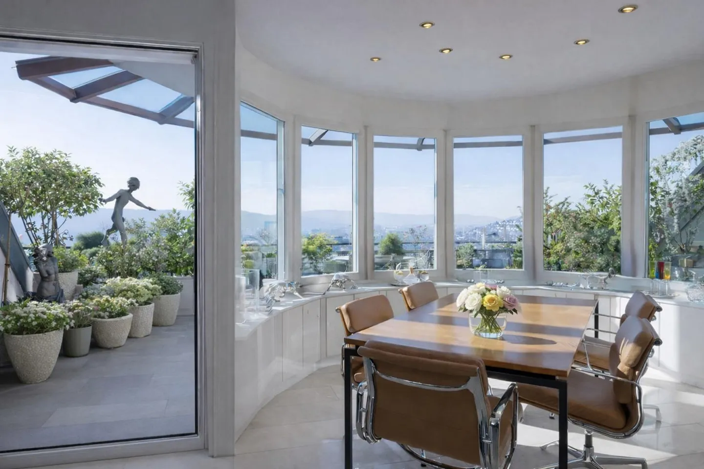 Spacious 4.5-room penthouse apartment with breathtaking city view. - Photo 2 of 3